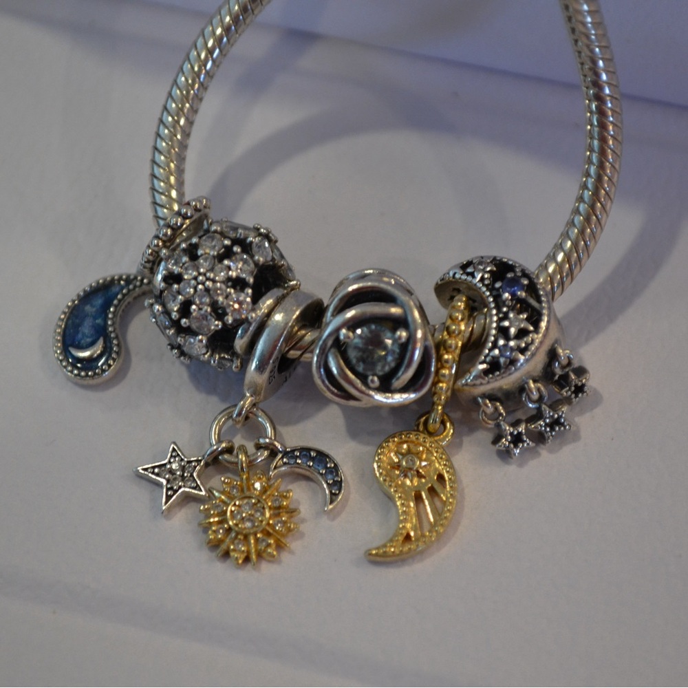 (SOLD ON DEPOP‼️) Pandora Silver and Gold Earthy Charm Bracelet